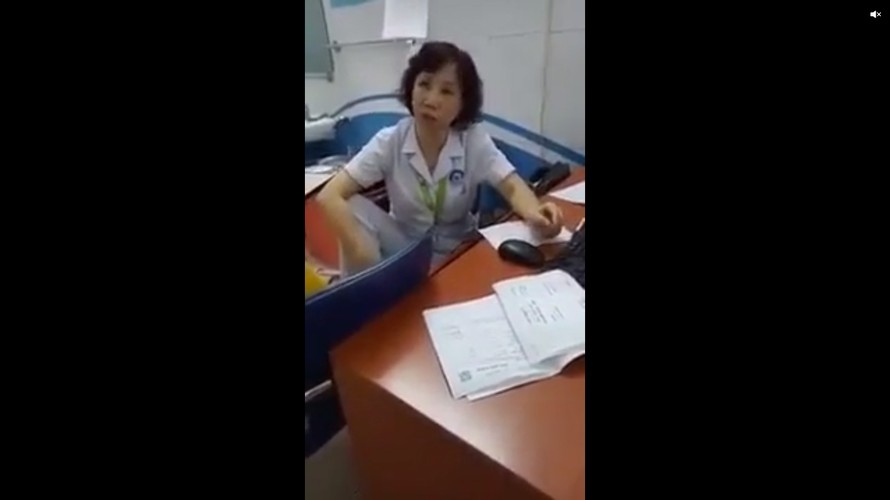 Nữ bác sĩ gác chân lên ghế đối thoại người nhà bệnh nhân