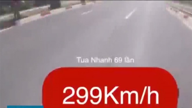 Thanh niên tung clip chạy trốn công an với tốc độ 299 km/h