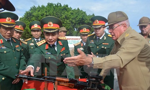 Đoàn đại biểu Việt Nam thăm một đơn vị quân đội Cuba. (Ảnh: Vũ Lê Hà/TTXVN)