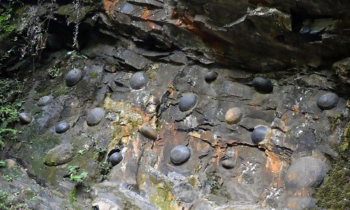Những viên đá hình trừng thành hình trên vách đá. Ảnh: Asiawire.