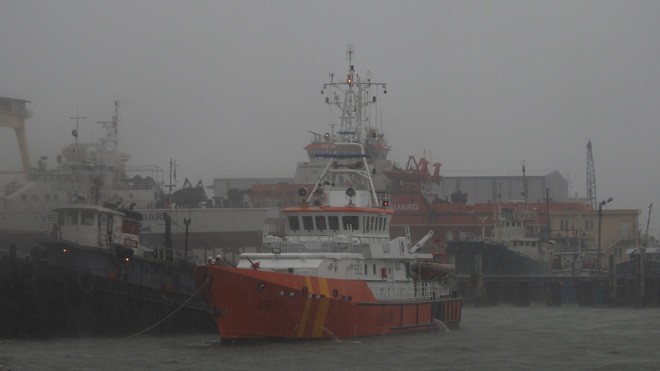 Tàu SAR412 đi cứu nạn trong thời tiết khắc nghiệt với gió to, sóng lơn, mưa nhiều. Ảnh: Trung tâm II cung cấp. 