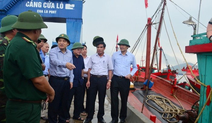 Bí thư Tỉnh ủy Nguyễn Đắc Vinh kiểm tra công tác đối phó cơn bão số 10 tại thị xã Cửa Lò.