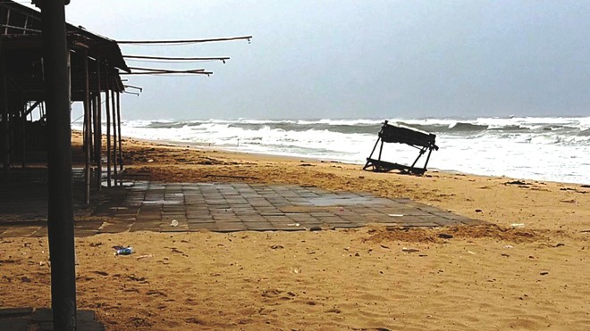 Người dân ven biển TT-Huế cần cảnh giác với sóng dữ trước bão để tránh tai nạn đáng tiếc như tại bãi biển Điền Lộc, huyện Phongg Điền.