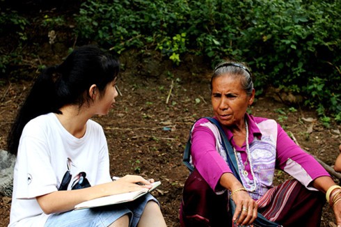 Tôn Nữ Tường Vy trò chuyện cùng người dân trong trại tị nạn dọc biên giới Thái Lan - Myanmar (Ảnh: Heather).
