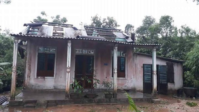 Nhà dân tại hàng chục phường, xã của tỉnh TT-Huế chịu thiệt hại nặng nề do lốc xoáy gây nên từ đêm 14 rạng ngày 15/9
