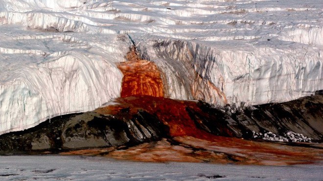 Dòng nước đỏ như máu chảy ra từ sông băng ở Nam Cực. (Ảnh: World Atlas).
