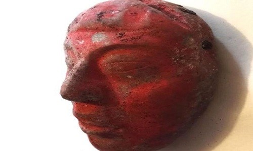 Mặt nạ ngọc bích sơn đỏ của vua Maya. Ảnh: National Geographic.