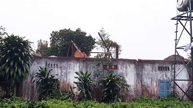 Cả dãy phòng bị thổi bay mái