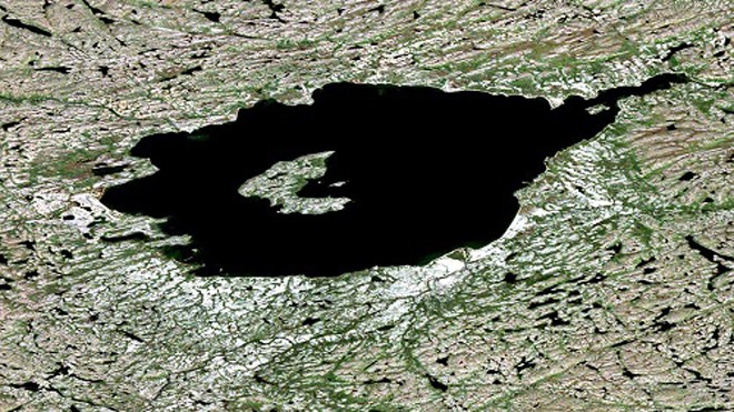 Khu vực hồ Mistastin, Canada do thiên thạch đâm xuống. Ảnh: Weird News Files. 