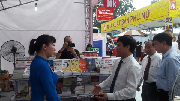 Ông Ngô Văn Quý, Thành ủy viên, Phó chủ tịch UBND Thành phố Hà Nội cùng đoàn đại biểu ghé thăm gian hàng Nhà sách Tiền Phong