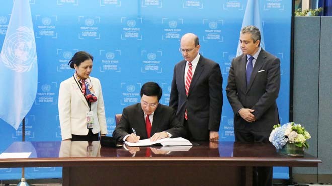 Phó Thủ tướng Phạm Bình Minh ký hiệp ước cấm vũ khí hạt nhân tại trụ sở Liên Hợp quốc Ảnh: TTX