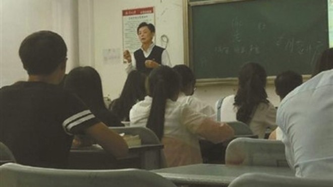 Sự hiện diện của người mẹ trong lớp học khiến thầy Hu vững tâm hơn và tập trung tốt hơn vào bài giảng của mình