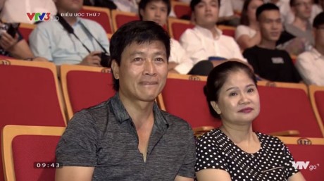 Ngồi dưới hàng ghế khán giả, vợ chồng diễn viên Quốc Tuấn vô cùng xúc động trước màn biểu diễn của Bôm.