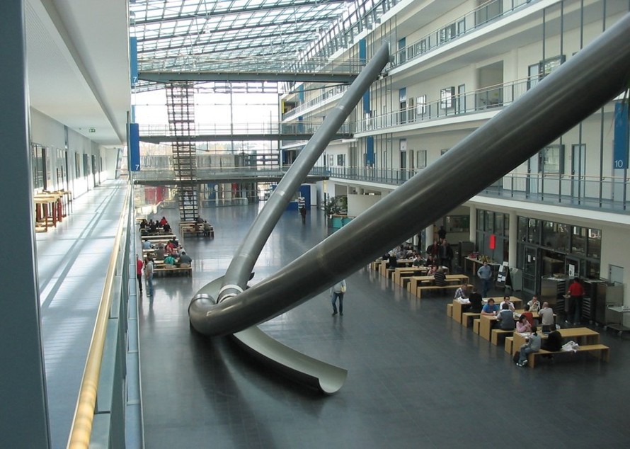 Choáng với cầu trượt khổng lồ ở đại học Đức