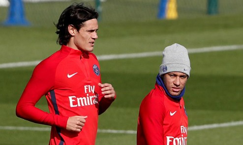 Cavani và Neymar trên sân tập của PSG. Ảnh: Reuters.