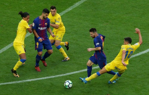Messi và Suarez phối hợp trước hàng thủ Las Palmas. Ảnh: Reuters.