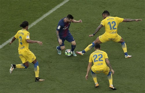 Messi trong vòng vây của ba cầu thủ Las Palmas. Ảnh: Reuters