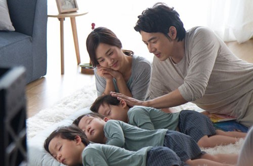 Vợ chồng Song Il Gook ngắm ba con ngủ.