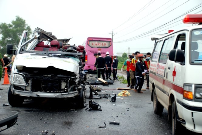Hiện trường vụ tai nạn giao thông khiến 16 người thương vong.