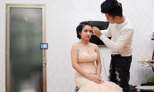 Nguyễn Hải Phong đang làm đẹp cho một cô dâu trong ngày cưới. Ảnh: nhân vật cung cấp