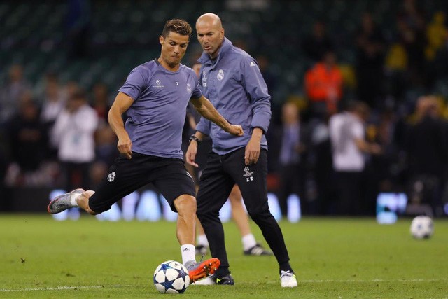 Lần hiếm hoi Zidane công khai chê phong độ của Ronaldo, sau khi ngôi sao số 1 của Real tịt ngòi quá lâu