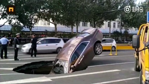 Chiếc xe trị giá 17 tỷ bị nuốt chửng trong khi chờ đèn giao thông ở Cáp Nhĩ Tân, Trung Quốc.