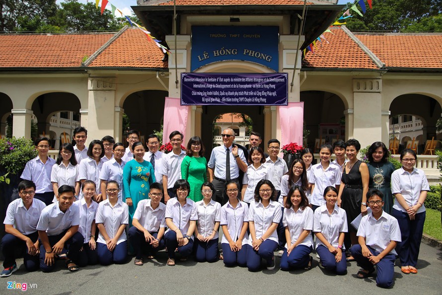 Ngôi trường THPT Chuyên Lê Hồng Phong lại có thêm một điều tự hào nhờ những đứa trẻ tử tế. Ảnh: Hoàng Việt.
