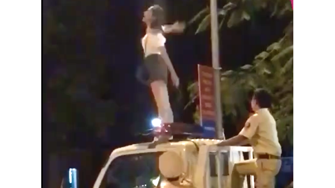 Cô gái trèo lên nóc xe lực lượng CSGT nhảy múa (ảnh cắt từ clip)