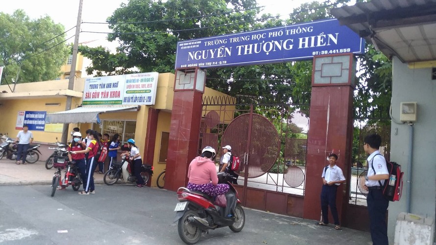 Ông Võ Văn Dũng, Hiệu trưởng trường THPT Nguyễn Thượng Hiền, TPHCM khẳng định trường không có quy định nào cấm đoán nam nữ ngồi gần nhau. 
