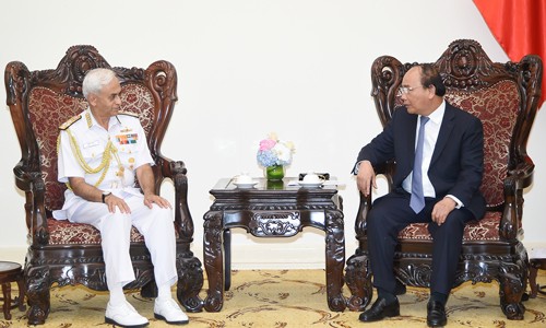 Thủ tướng Nguyễn Xuân Phúc tiếp ông Sunil Lanba, Chủ tịch Uỷ ban Tham mưu trưởng kiêm Tư lệnh Hải quân Ấn Độ. Ảnh: VGP