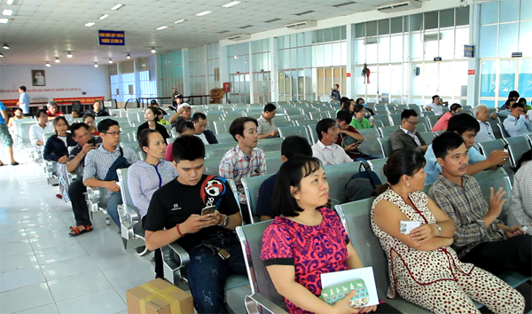 Hành khách mua vé tàu tại ga Sài Gòn.