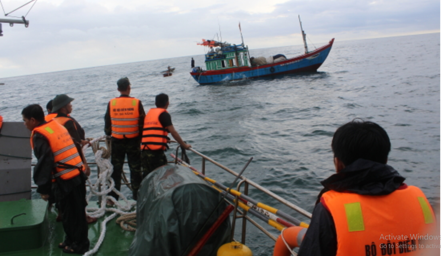 Kéo tàu cá vô chủ chìm trên biển vào bờ ở Đà Nẵng