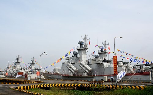 Thượng cờ hai tàu tên lửa 382 và 383 của Hải quân Việt Nam