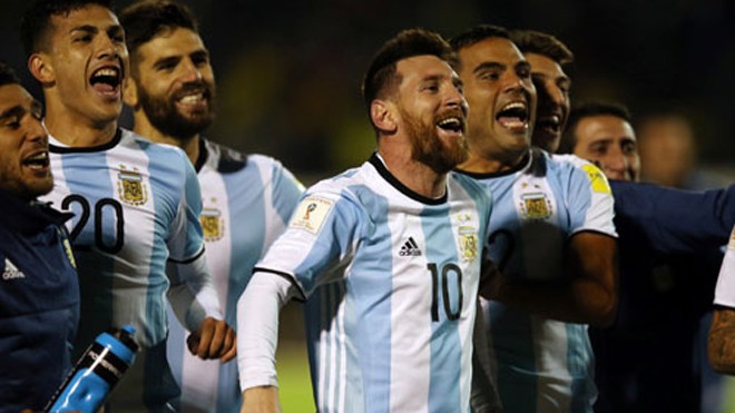 Messi chứng tỏ phẩm chất thủ lĩnh của Argentina vào thời khắc quyết định. Ảnh: Reuters.