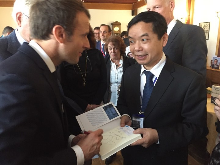 Tổng thống Pháp trao bản quyền cuốn 'Revolution' phát hành tại Việt Nam