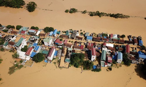 Làng biến thành 'sông' sau khi nước lũ tràn qua đê