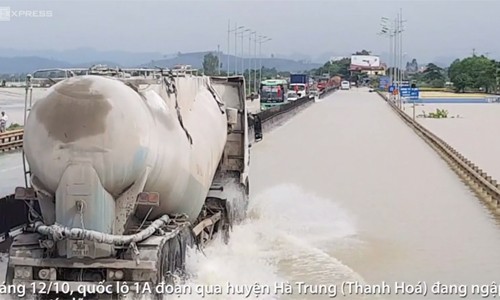 Quốc lộ 1A qua Thanh Hoá ngập trong nước lũ