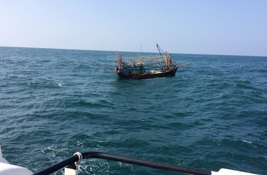 Giải cứu bốn thuyền viên tàu cá có nguy cơ chìm ngoài biển