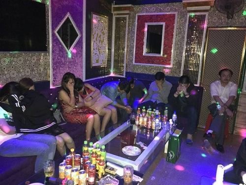 Bảy 'dân chơi' bị bắt khi đang 'phê' ma túy trong quán karaoke