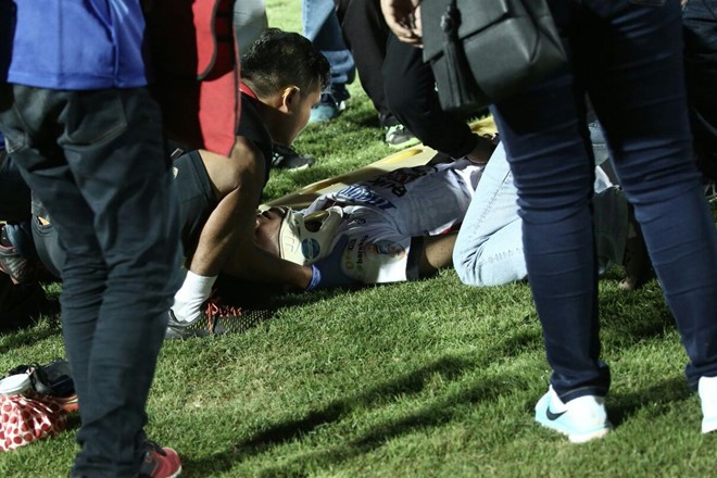 Cầu thủ lo gãy xương cổ sau vụ loạn đả kinh hoảng ở giải U19 Indonesia