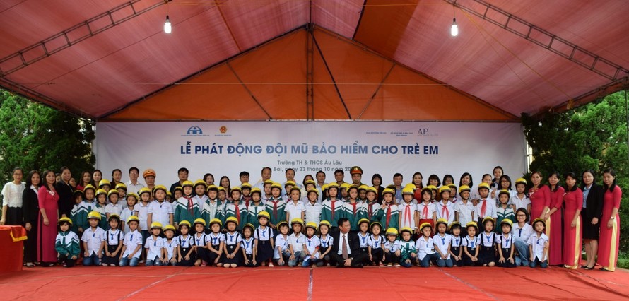 Trao tặng 1.500 mũ bảo hiểm cho trẻ em Yên Bái
