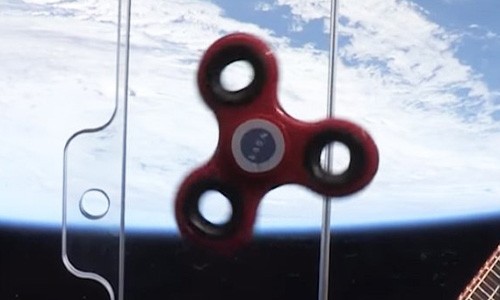 Con quay đồ chơi gây sốt bay trong môi trường không trọng lực của Trạm Không gian Quốc tế (ISS). Ảnh: NASA Johnson