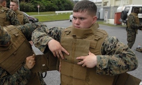 Lính Mỹ mang áo chống đạn làm từ vật liệu Kevlar và gốm. Ảnh minh họa: Defense One.