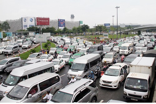 Giao thông TP HCM ngày càng hỗn loạn vì có quá nhiều ôtô tham gia loại hình taxi mới. Ảnh: Duy Trần.