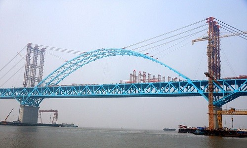 Vòm thép mới hoàn thành trên cầu sông Trường Giang Hỗ Thông. Ảnh: Xinhua.