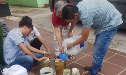 Thanh tra Sở Khoa học Công nghệ tỉnh Nghệ An phát hiện 12 điểm kinh doanh xăng dầu vi phạm về chất lượng.