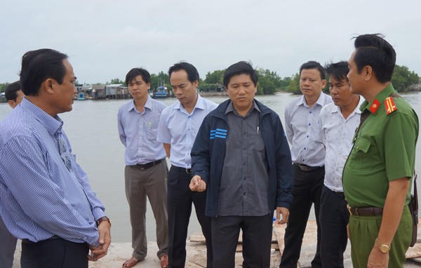 Ông Lê Văn Sử, Phó Chủ tịch UBND tỉnh Cà Mau thị sát tình hình tại xã Đất Mũi (Ngọc Hiển)