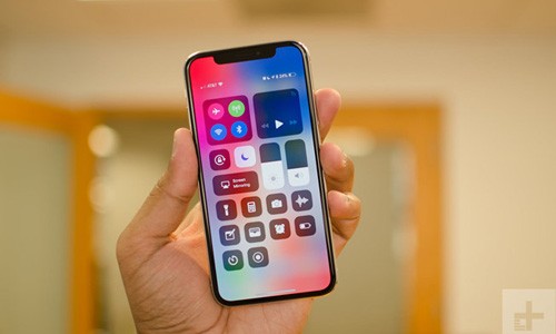 Thị trường ngày một nóng lên ở thời điểm iPhone X sắp về nước. Ảnh: Digital Trends.