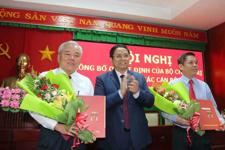 Đồng chí Phạm Minh Chính trao quyết định và tặng hoa đồng chí Nguyễn Văn Thể và đồng chí Phan Văn Sáu.