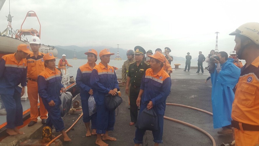Trung tâm phối hợp tìm kiếm cứu nạn hàng hải Việt Nam (Cục Hàng hải Việt Nam, Bộ Giao thông vận tải) bàn giao và tặng quà cho 13 thuyền viên tàu BĐ 98079 TS sau khi cứu nạn thành công